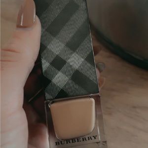 BURBERRY FRESH GLOW FOUNDATION